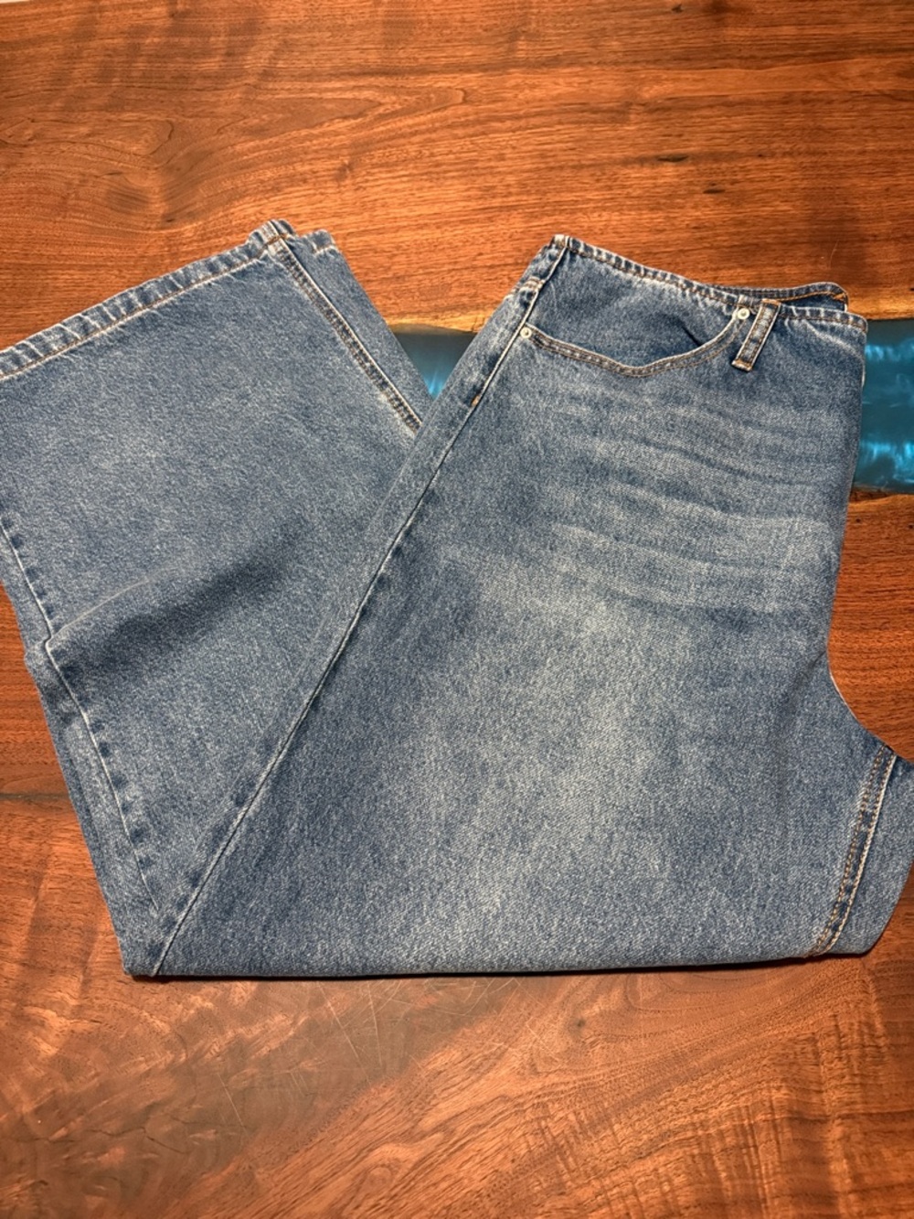 Relaxed Women's Denim Jeans in Light Blue Wash